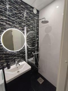 Chic Studio for Two Close to Metro - 6