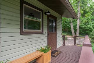 The Sunset Chalet Pet-friendly, Deck & 5 Minutes to Black Mountain! - 5