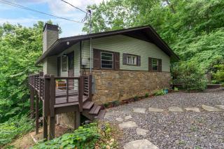 The Sunset Chalet Pet-friendly, Deck & 5 Minutes to Black Mountain! - Black Mountain - 4