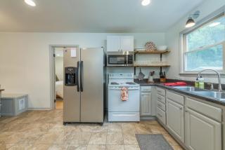 Peach & Pine Cottage - 1