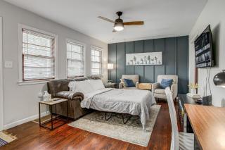 Chic Home with Huge Grassy Yard 7 mins to Arrowhead Stadium - 4