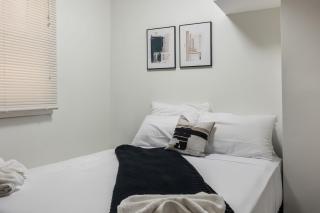Contemporary 3BR Irving Park Gem near Expressway - Chicago - 5