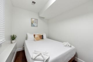 Contemporary 3BR Irving Park Gem near Expressway - Chicago - 2