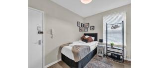 Minimalist Oasis: Airy Studio in Calming Neutrals - 6