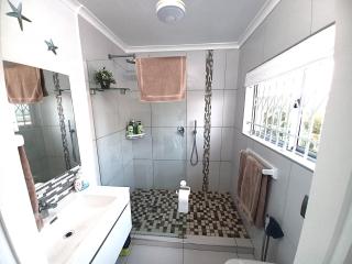 Close to the sea - Sea Facing Upstairs En-Suite Bedroom In Main House - Durban - 7