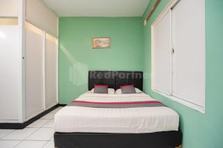 J&B Rooms Pramuka Jakarta Mitra RedDoorz - Jacarta - 4