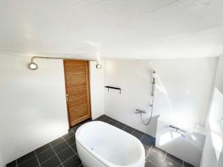 赤瓦の一軒家で伝統とモダンを満喫。ベッド6台、市内観光スポット車で15分以内。12時チェックアウト - 9