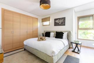 Escape to Luxury: 4 Bedroom Villa on Golf Course - 1