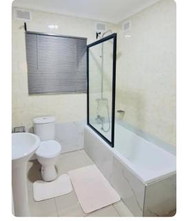 Emerald Suite Sleeps 6 with Free Parking - 6