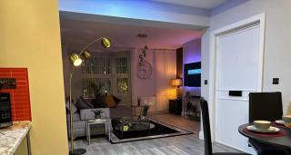 Lush Jacuzzi Apartment with Balcony - Birmingham - 9