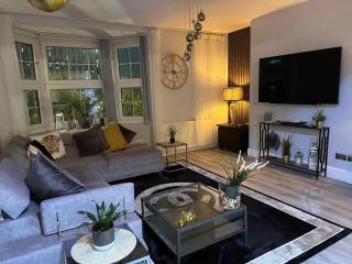 Lush Jacuzzi Apartment with Balcony - Birmingham - 2
