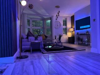 Lush Jacuzzi Apartment with Balcony - Birmingham - 0