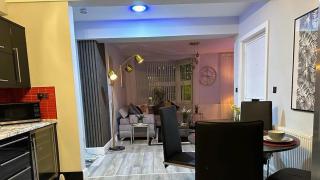 Lush Jacuzzi Apartment with Balcony - Birmingham - 8