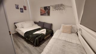 2-Bed Apartment Sleeps 7 with Wi-Fi - 0
