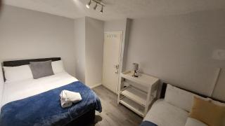 2-Bed Apartment Sleeps 7 with Wi-Fi - 8