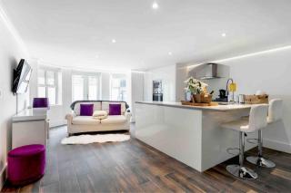 Luxury 1 Bed Apartment with Private Terrace & Parking - Heart of Wanstead Village - Londra - 0