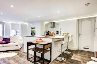 Luxury 1 Bed Apartment with Private Terrace & Parking - Heart of Wanstead Village - Londra - 1