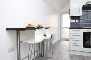 Modern Guesthouse, Fast Wi-Fi, Street Free Parking, Central, Fully Equipped - 3