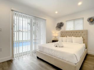 Luxe 6 Bed Heated Pool Villa I 5 min to Beach I BBQ - 6