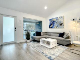 Luxe 6 Bed Heated Pool Villa I 5 min to Beach I BBQ - Fort Lauderdale - 3