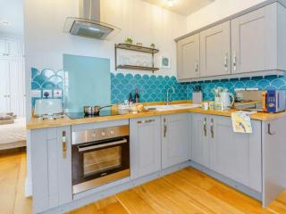 Luxury studio above the stunning Tenby Harbour - 3