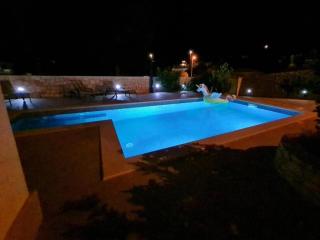 Luxury apartman Ani Sutivan Brač s bazenom i jacuzzijem - 7