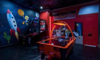 Upscale 8 Bdrm Mansion with Pool and Slide at Reunion - 8