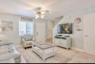 Sunny Daze, Desirable Kid Friendly Resort, 3 minute walk to the Beach, Resort Beachside Pool & Restaurant - Panama City Beach - 4