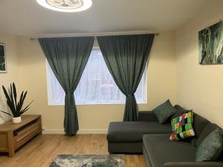 Very Spacious 2 Bed Apartment Close To Lakeside - 9