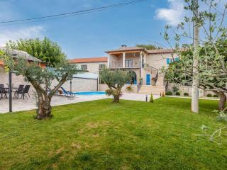 Stylish villa with swimming pool and garden - Čepić - 8