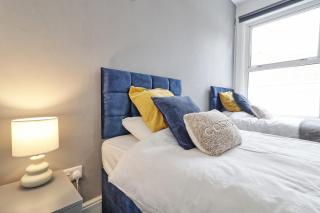 Beautiful Spacious four bedroom house with parking for 2 cars, 5 minute walk to southend station - 7