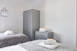 Beautiful Spacious four bedroom house with parking for 2 cars, 5 minute walk to southend station - 7