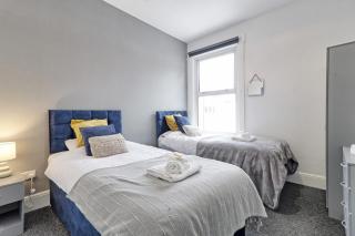 Beautiful Spacious four bedroom house with parking for 2 cars, 5 minute walk to southend station - Southend-on-Sea - 8