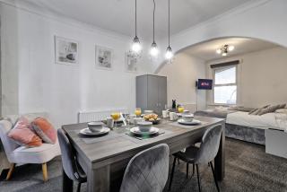 Beautiful Spacious four bedroom house with parking for 2 cars, 5 minute walk to southend station - Southend-on-Sea - 1