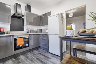 Beautiful Spacious four bedroom house with parking for 2 cars, 5 minute walk to southend station - Southend-on-Sea - 2
