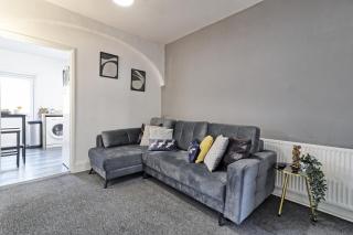 Beautiful Spacious four bedroom house with parking for 2 cars, 5 minute walk to southend station - 0