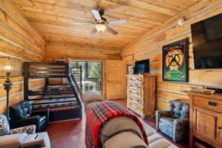 Hillbilly Hideaway - WIFI, Hot Tub, Game Room Free Attractions Tickets!!! - 2