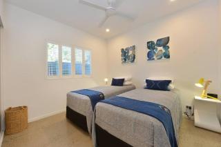 Tropical Villa on Craven Close - 2