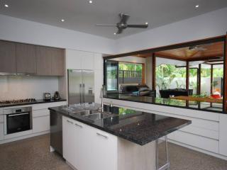 11 Sand - Luxury 5 Bedroom Home across from the Beach - Port Douglas - 3