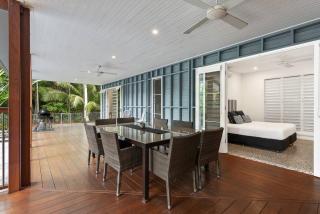 5 Cowrie Street - 4 Bedroom Beachside Queenslander - 4