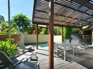 Cassowary Villa 1 - Short Walk to Beach and Town - 0