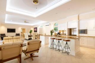 Barbados in the Tropics - 5 Bedroom Luxury Home - Port Douglas - 9