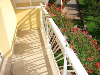 Adossée à la colline - 2