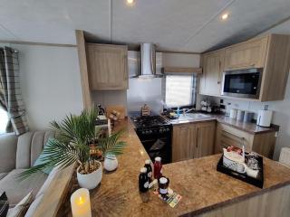 Forest Getaway, sleeps 6 at Bashley, leisure PASS included - New Milton - 5
