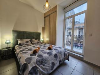 le contemporain-2 chambres-vue Eglise saint paul - Nimes - 9