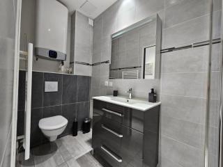 le contemporain-2 chambres-vue Eglise saint paul - Nimes - 2