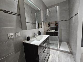 le contemporain-2 chambres-vue Eglise saint paul - Nimes - 8