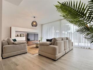 Close to the marina and beaches of Sotogrande, experience sophistication in this contemporary four-bedroom frontline golf townhouse in the San Roque Club - San Roque - 5