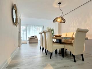 Close to the marina and beaches of Sotogrande, experience sophistication in this contemporary four-bedroom frontline golf townhouse in the San Roque Club - San Roque - 1