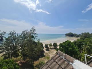 13pax 3R2B, BEACHFRONT DUPLEX PENTHOUSE, FREE BBQ Set, Wifi, 50" Smart TV - Port Dickson - 0